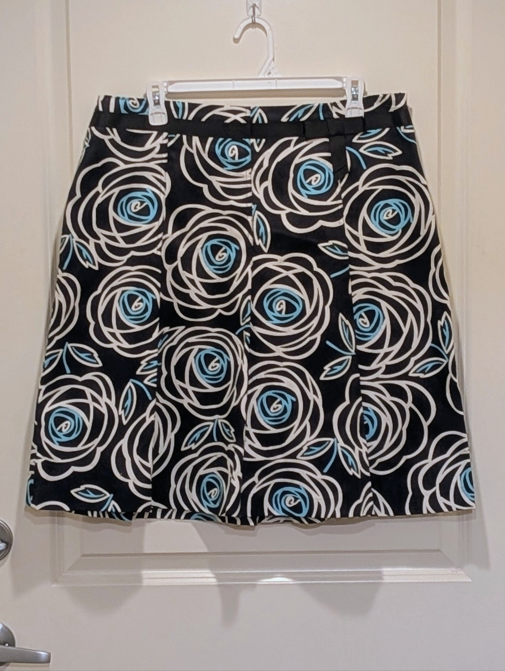 EUC Jessica 14 Black White and Blue Floral Mini Skirt with Black Bow